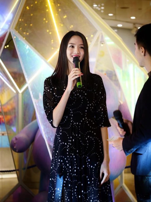 气质美女张梓琳美得真张扬，红裙艳丽黑裙高傲，简单款式穿出别致品味