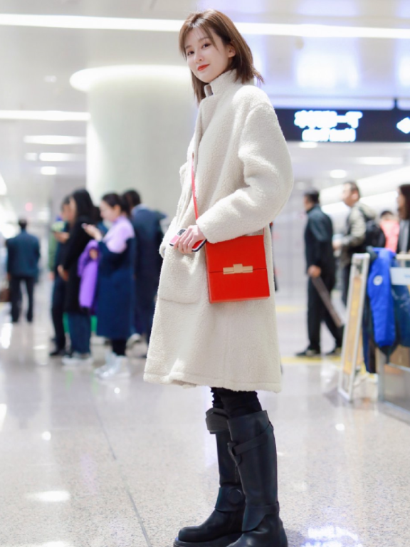 美女乔欣为了不撞鞋,故意在鞋上加上“手包”,却意外潮得不像话