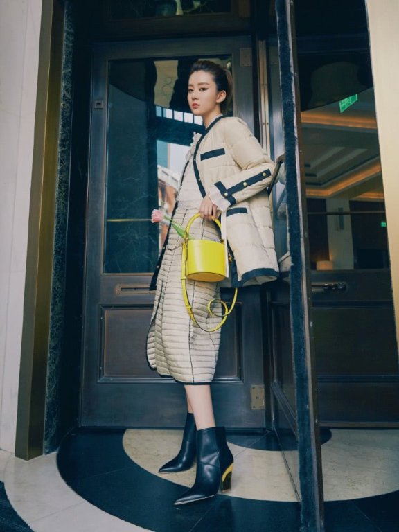 高挑美女乔欣外套配裙子,气场冷艳似女王