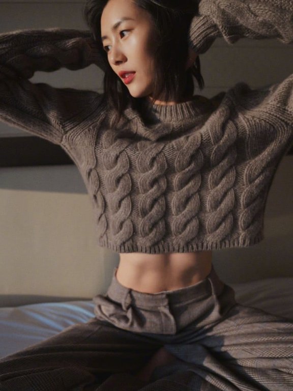刘雯私服穿针织衫配格纹裤,秀马甲线被怒赞巴掌腰