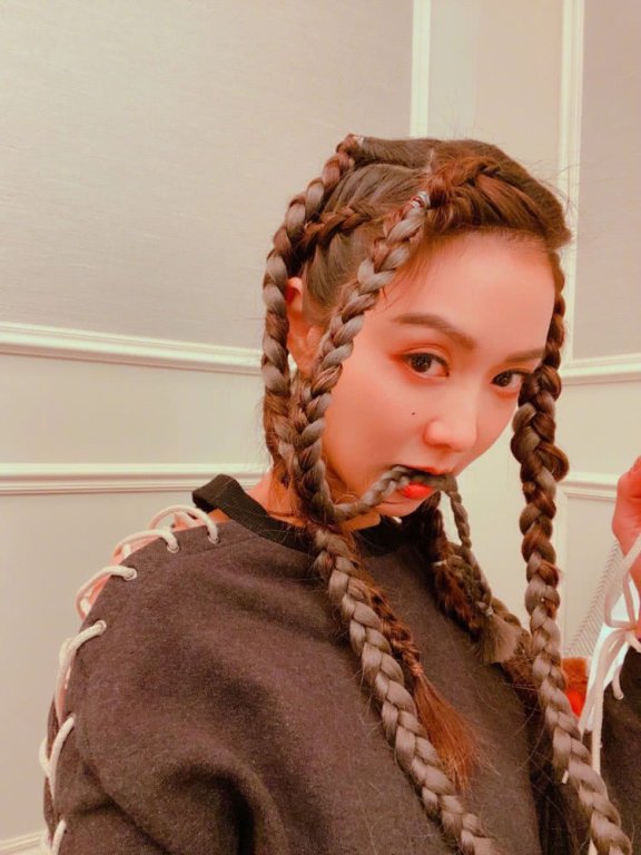 不老女神薛凯琪穿绑带卫衣小露香肩,满头麻花辫太考验发量