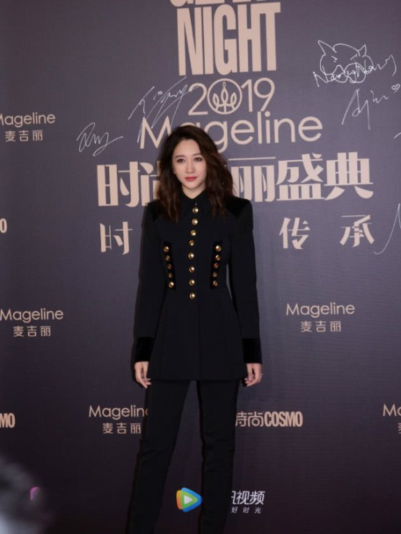 李小冉撞衫傅菁,身高都是1米68,不是年轻就能赢