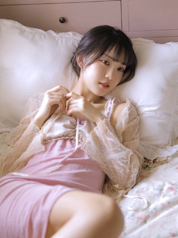 粉嫩美女吊带性感妩媚写真图片