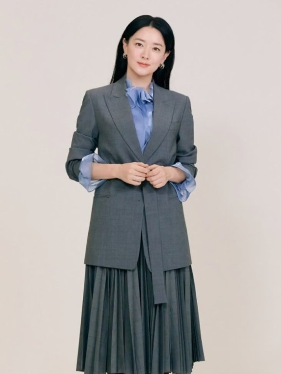 48岁不老女神李英爱美似少女,穿搭优雅大气