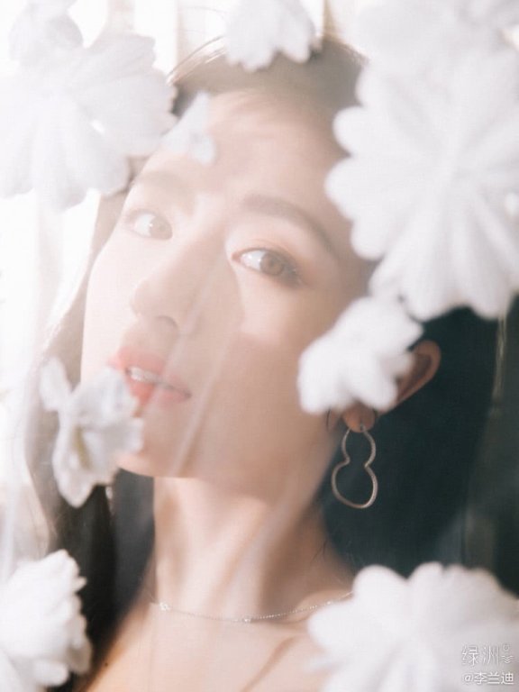 李兰迪穿白色花朵裙精致面容好一个仙女形象,尽显女神魅力