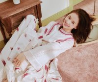 王子文携手《瑞丽》杂志，穿粉色花边裙搭红丝袜亮相，十分惊艳