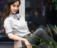 同样的香槟金长裙,杨幂修身款性感显身材,郑爽完全公主范儿