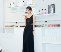 王子文一袭黑色吊带长裙太优雅，瘦小的她至少显高十公分