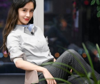 同样的香槟金长裙,杨幂修身款性感显身材,郑爽完全公主范儿