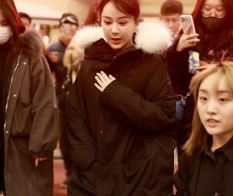 杨紫换了款发型,扎起高高的马尾显可爱,2020新年就该做这样的发型!