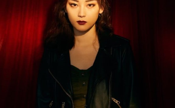 尚语贤穿军绿连衣裙搭皮衣亮相，现场霸气率性