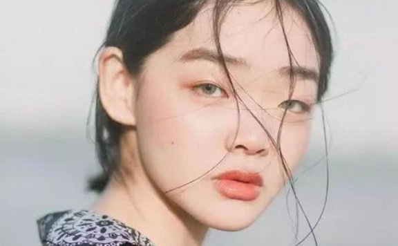 被人一眼记住的“睡不醒女孩”,365度全是死角还走红时尚圈?