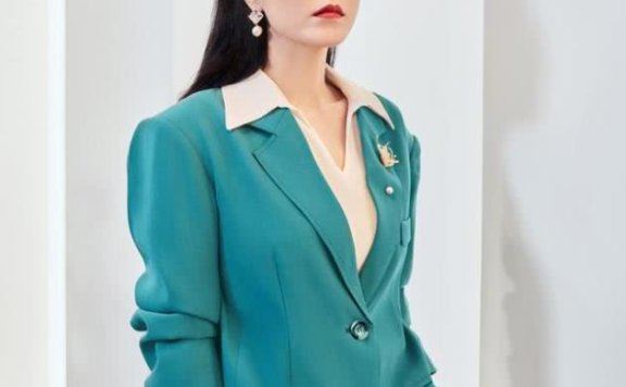 曾黎身穿孔雀蓝色西装套装，演绎气质文艺女强人，美到骨子里