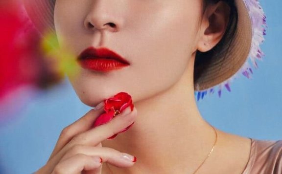 “杨贵妃”张榕容登时尚杂志太惊艳!红色细珠披肩妩媚动人