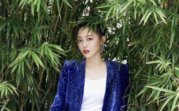 黄梦莹扎丸子头搭配蓝色西服LOOK,优雅大气