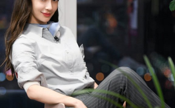 同样的香槟金长裙，杨幂修身款性感显身材，郑爽完全公主范儿