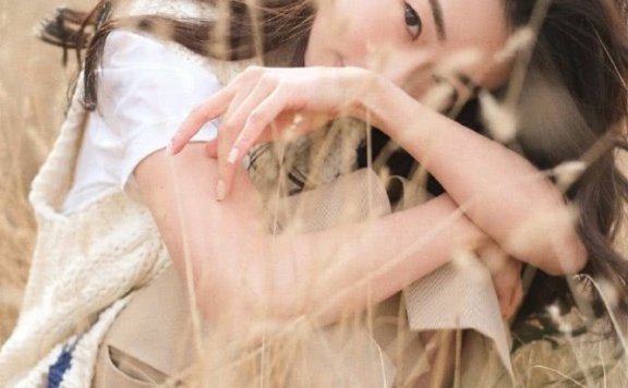 程晓玥顺应当下复古回潮流行趋势，辨识度极高