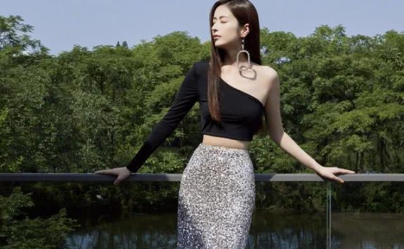 颖儿穿斜肩上衣配鱼尾半身裙,这身材曲线太完美