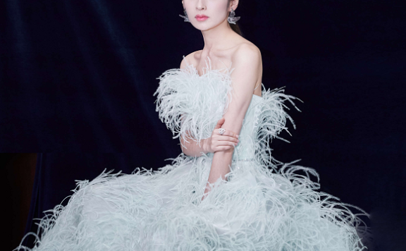 颖儿穿羽毛裙亮相盛典,轻盈飘逸优雅自信,满屏高级感