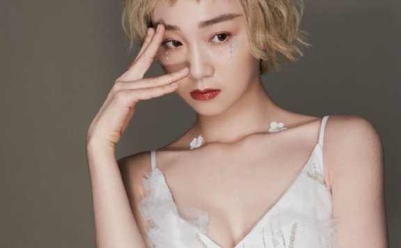 李子璇最新搭配穿V领吊带,配亚麻色短发超时髦