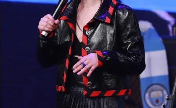 周迅近照公开,参加公益活动状态好,皮裙丝袜尽显摇滚风