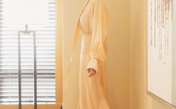 袁泉蘑菇头造型现身活动,穿鹅黄色长裙气质依旧爆棚