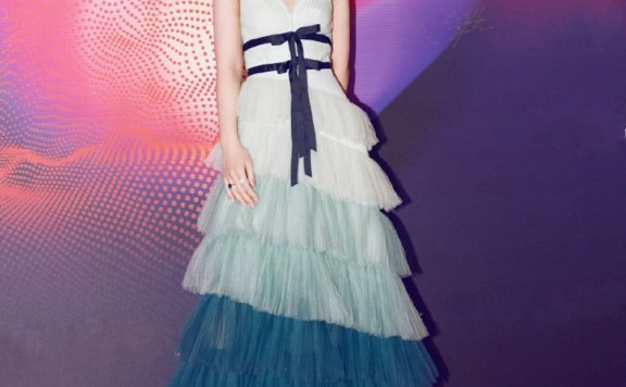 张佳宁丸子头绿纱裙展恬静模样,一如既往的清新