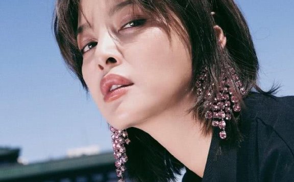 辛芷蕾只有发型吸引人？不，她的时尚首饰搭配更让人拍手叫绝！