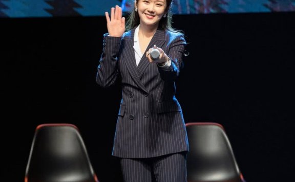 张娜拉一袭金色长裙惊艳全场,越穿越水灵