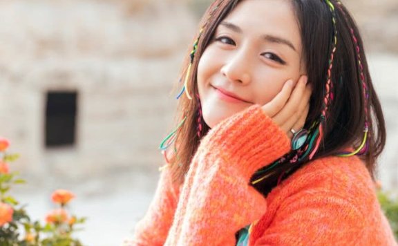 谢娜穿条纹长裙演绎异域风情,梳七彩脏辫配橘色开衫太显嫩