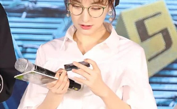 过年梳这四种发型有精气神还显年轻，看吴昕示范就知道了