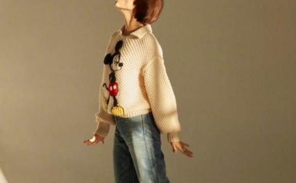 袁泉彻底毁掉“唐晶”人设!穿卡通毛衣+米奇手套,反萌差绝了!