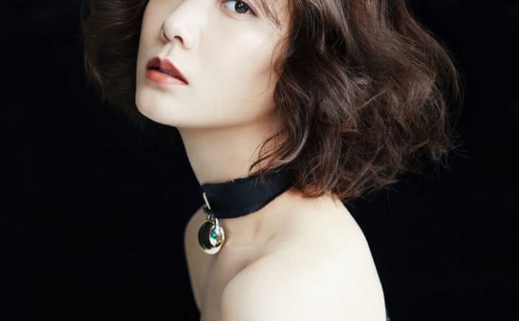 35岁王珞丹换刘海发型亲自上阵示范减龄,优雅又大气