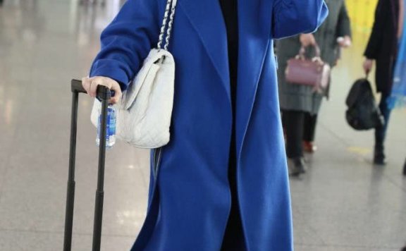 瘦下来的蒋欣穿蓝色大衣好有气质，搭配短靴更是时髦