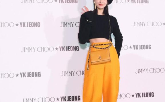 宋茜韩网生图曝光，毛衣阔腿裤配淡橘色妆容，美得太真实