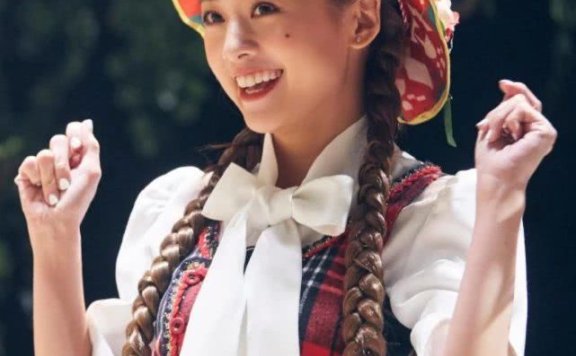 鬼鬼第一次尝试花匠造型,本以为不合适,不过穿上却嫩成18岁