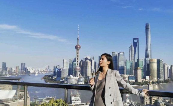 何姿穿西服内搭真丝连衣裙,意外穿出高级感