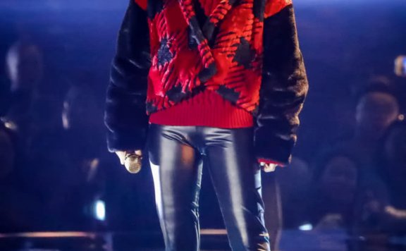 邓紫棋搭撞色毛衣不显土气,踩10CM驴蹄鞋野性霸气