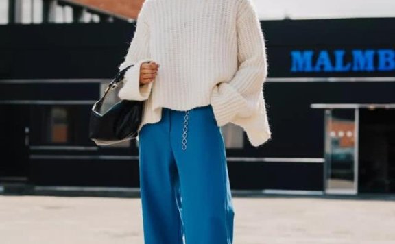 羽绒服已经过时了,早春穿毛衣加阔腿裤,显高显瘦又时髦