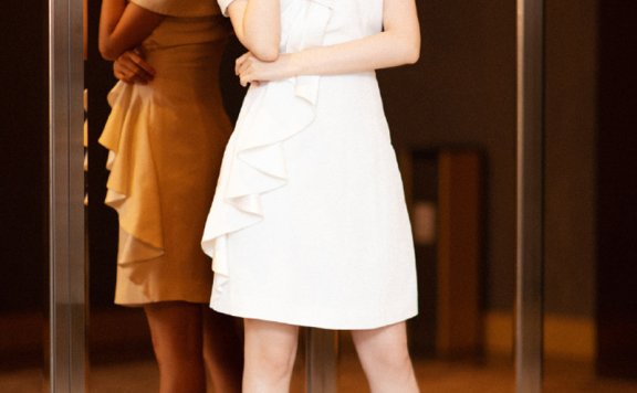 祝绪丹露肩白裙性感写真图片