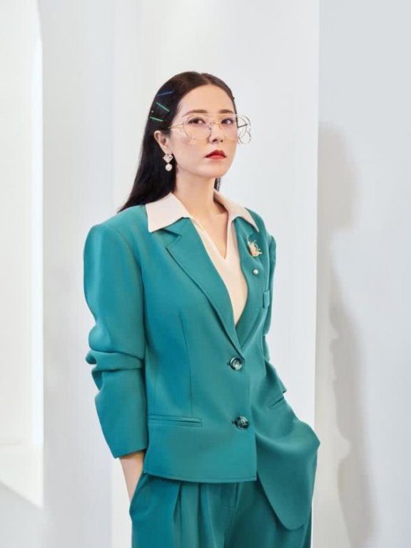 曾黎身穿孔雀蓝色西装套装,演绎气质文艺女强人,美到骨子里