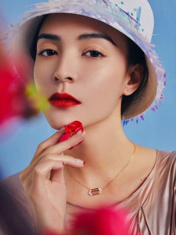 “杨贵妃”张榕容登时尚杂志太惊艳！红色细珠披肩妩媚动人