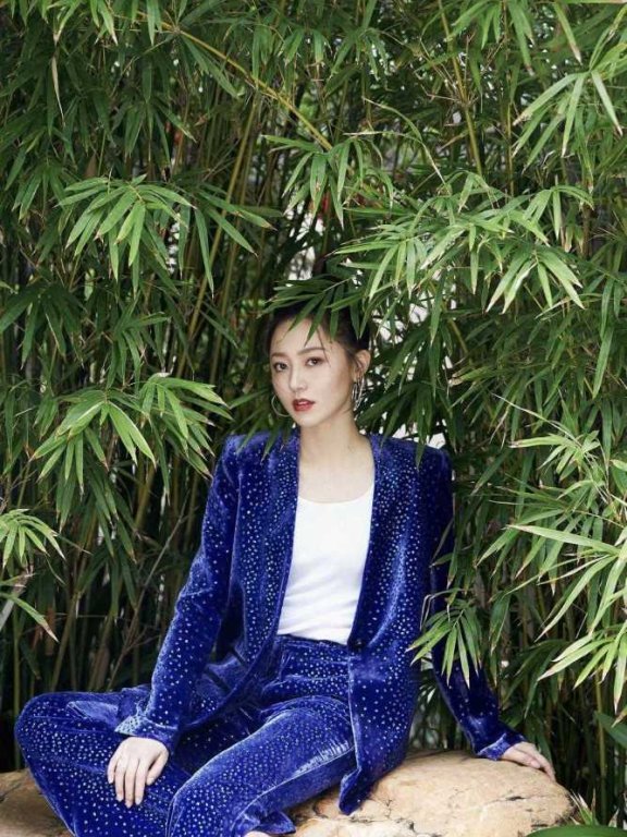 黄梦莹扎丸子头搭配蓝色西服LOOK，优雅大气