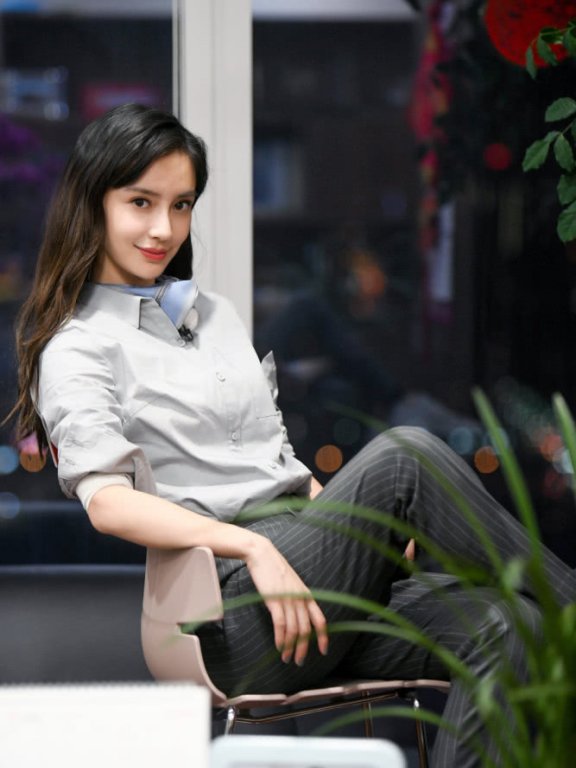 同样的香槟金长裙,杨幂修身款性感显身材,郑爽完全公主范儿