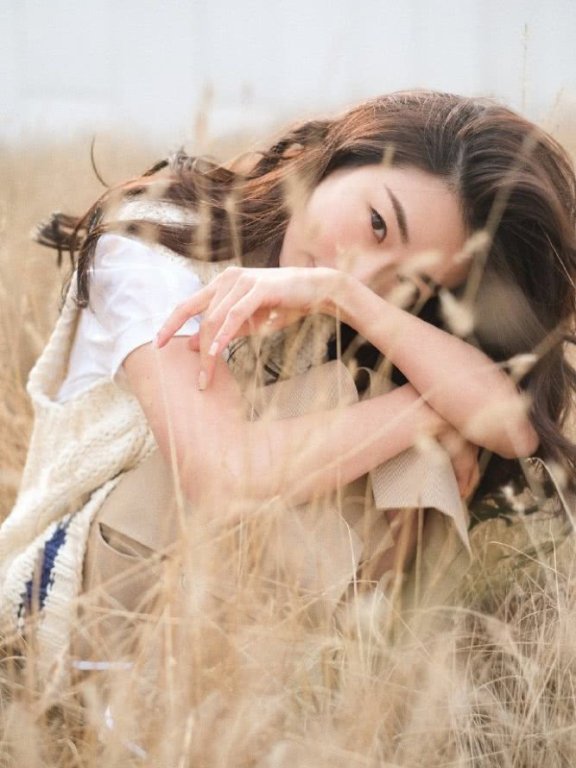 程晓玥顺应当下复古回潮流行趋势，辨识度极高