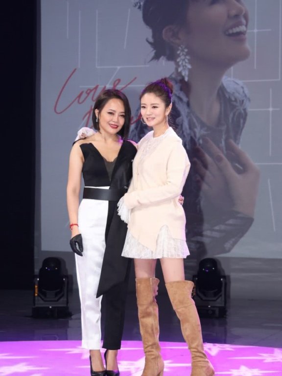 安以轩穿白色连衣裙配针织衫,满脸胶原蛋白似少女