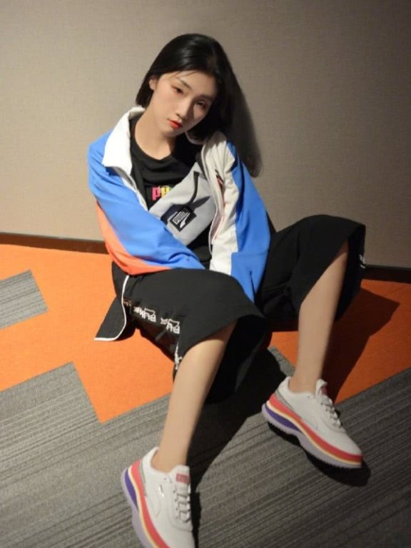 运动风的女孩到底多好看？YAMY穿个性七分裤，比男孩子还时尚帅气