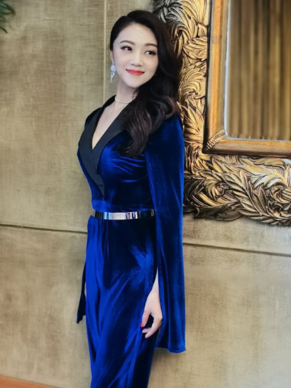 玖月奇迹王小玮近照，穿宝蓝色丝绒套装36岁依然少女感满满