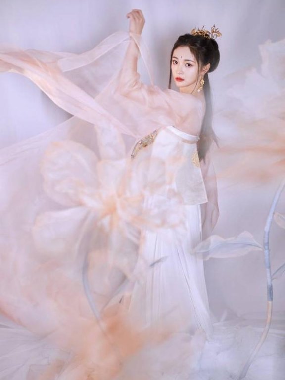 周洁琼一袭齐胸襦裙犹抱琵琶宛若仙子,这次的造型真是太仙了!