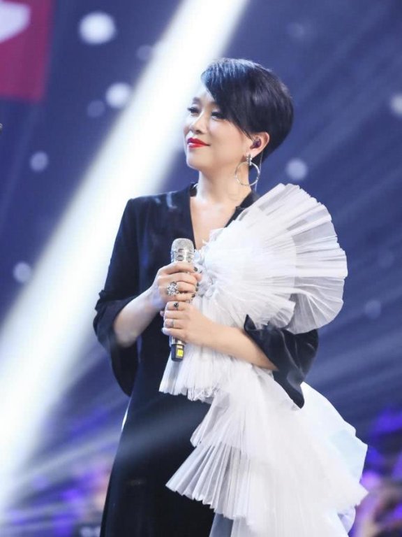 陈明的穿搭一流！黑白拼接连衣裙简约高级，太显气质了